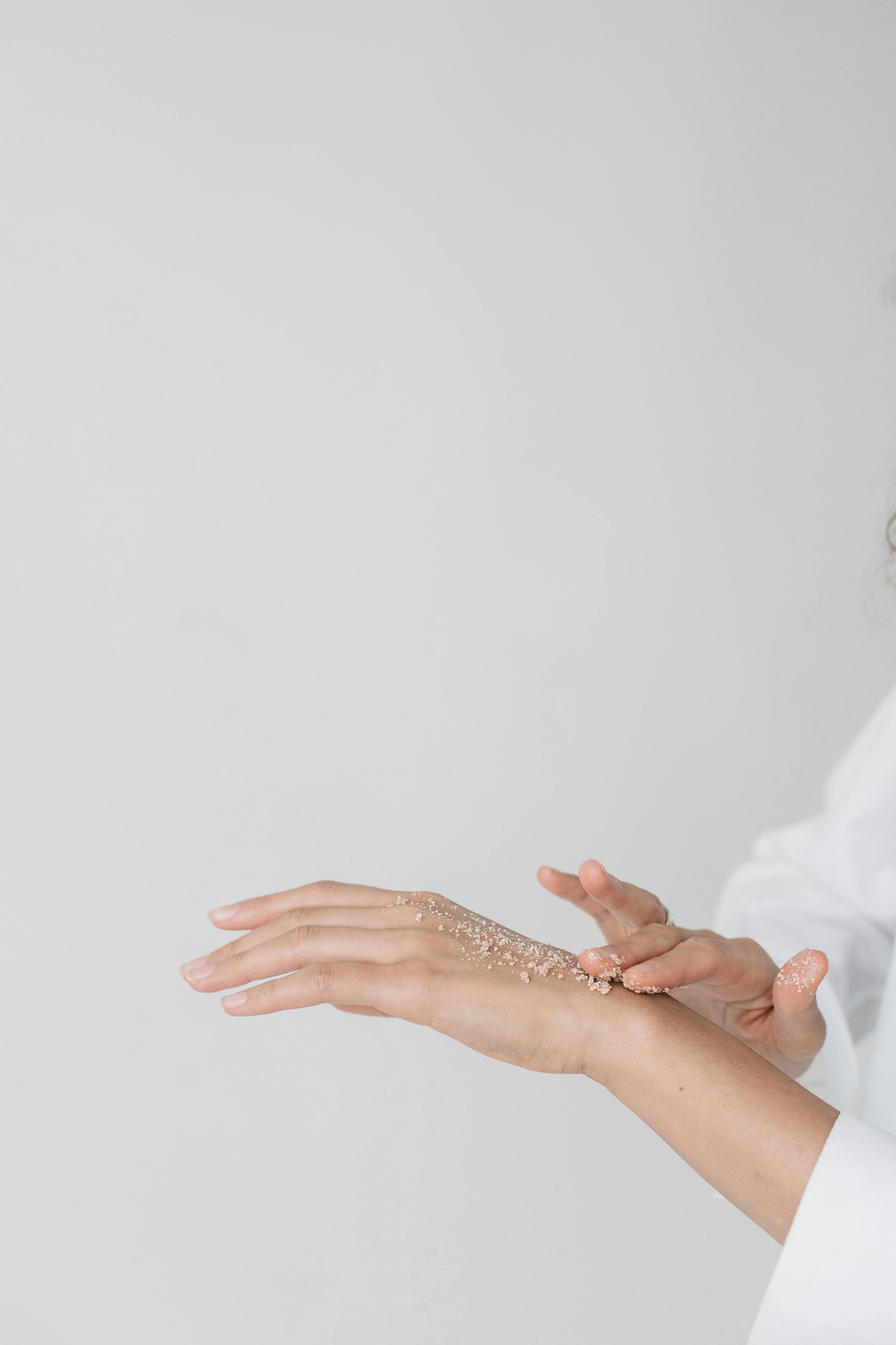 Esfoliazione viso delicata: come rinnovare la grana della pelle senza irritarla